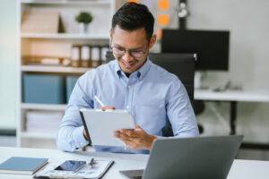 Abrir empresa ficou rápido, porém erros na abertura geram impostos e multas depois. Veja como reduzir risco tributário desde o CNPJ.