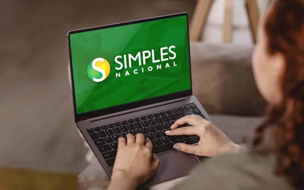 Entenda se sua empresa pode sair do Simples Nacional, quais sinais observar e como evitar exclusão do regime.